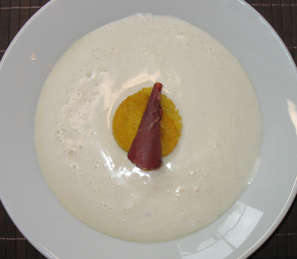 Parmesansuppe mit Polentaschnitten Parmesansuppe mit Polentaschnitten