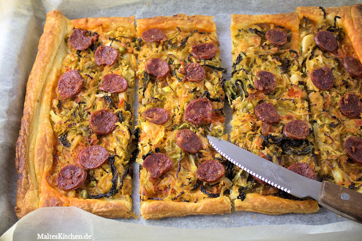 Blätterteig-Pizza mit Wirsing und Chorizo