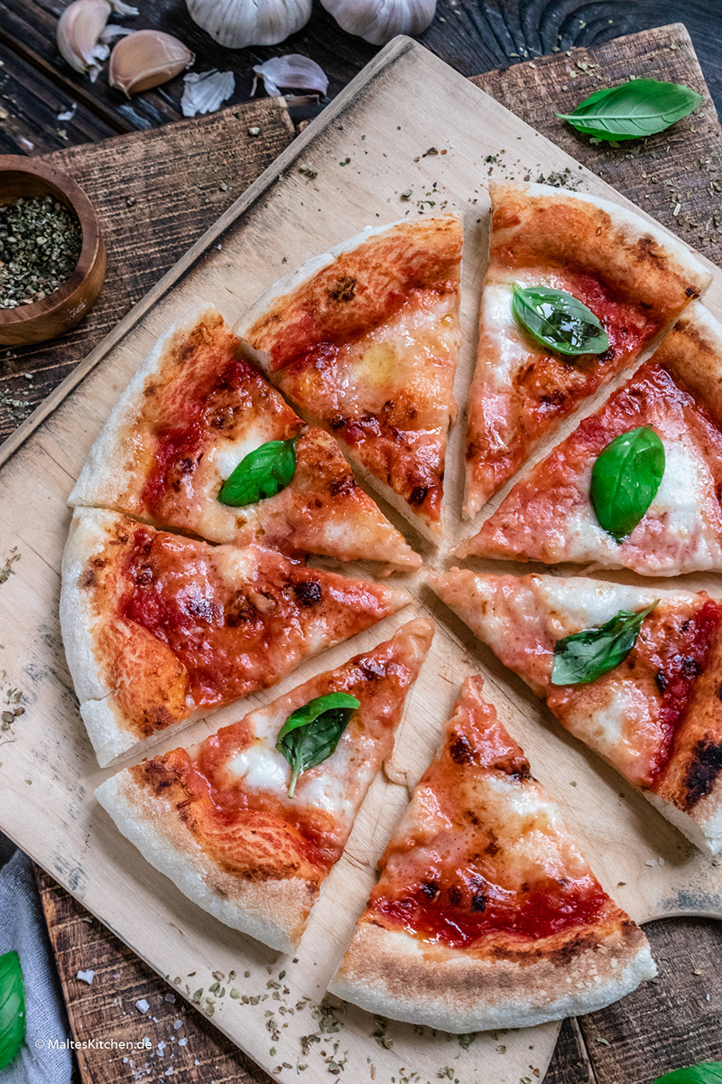 Super leckere Pizza Neapolitana mit Mozzarella, Parmesan, Basilikum