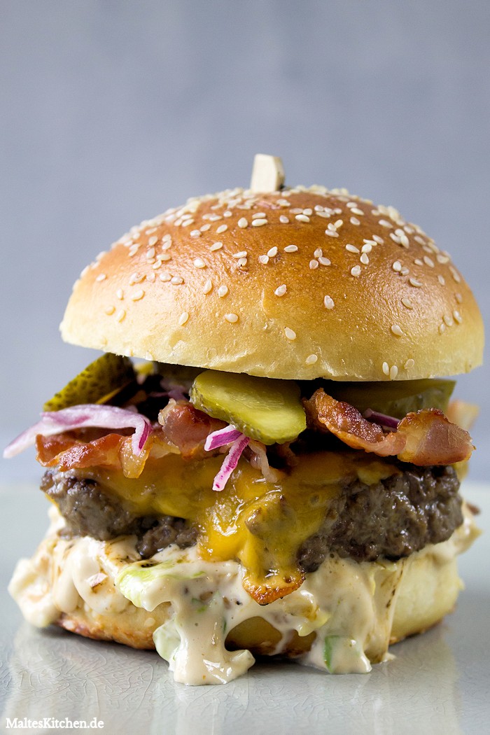 Wonder Burger mit Tomaten-Paprika-Salsa, Käsesauce und Tortilla-Chips