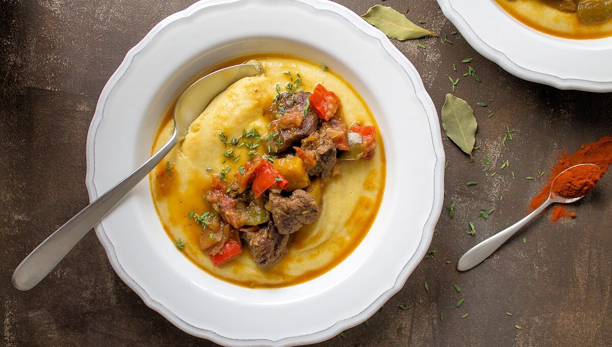 Rezept für ein spanischens Gulasch mit cremiger Polenta