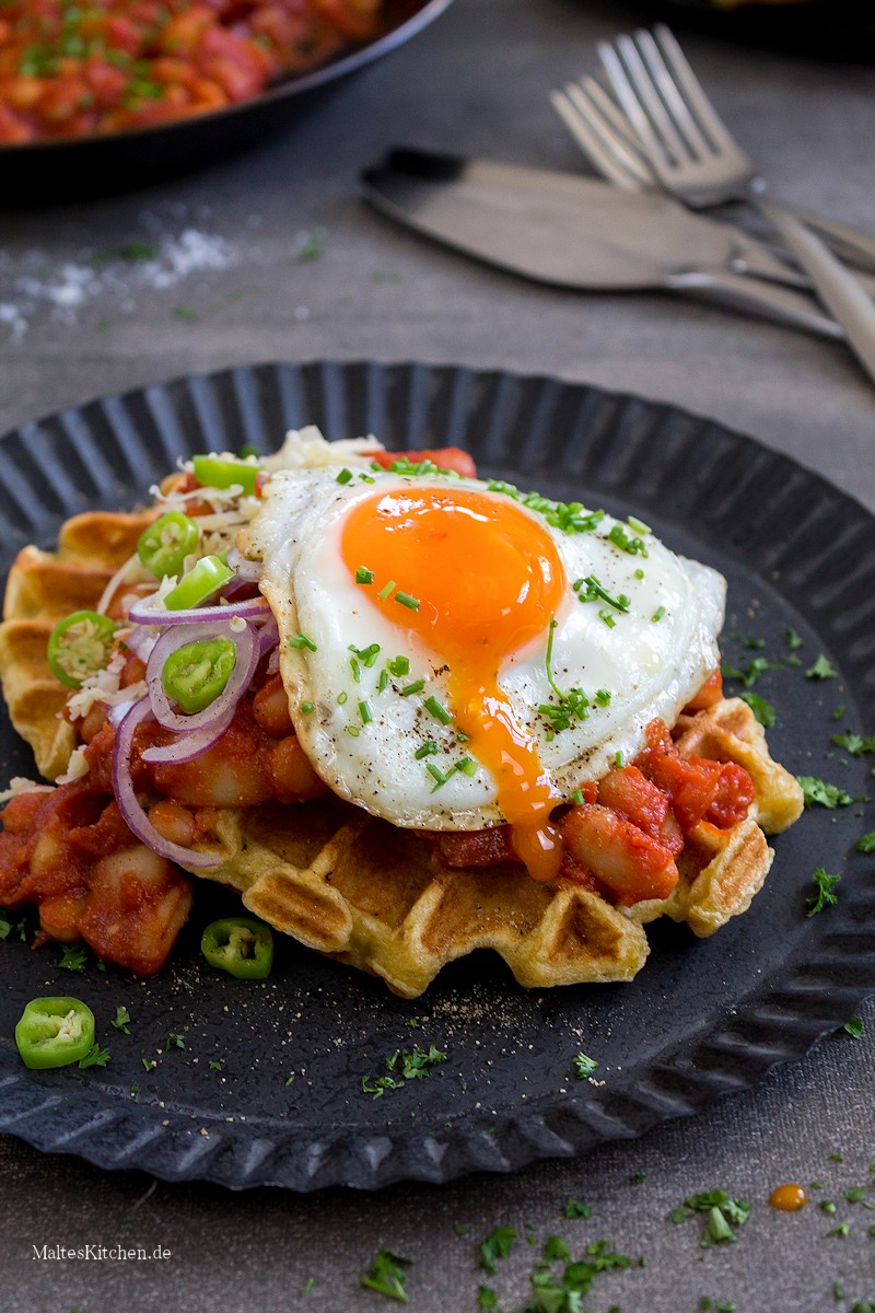 Baked beans, Kartoffelwaffeln und Spiegelei