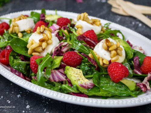Gemischter Blattsalat Mit Avocado Ziegenfrischkase Himbeeren 