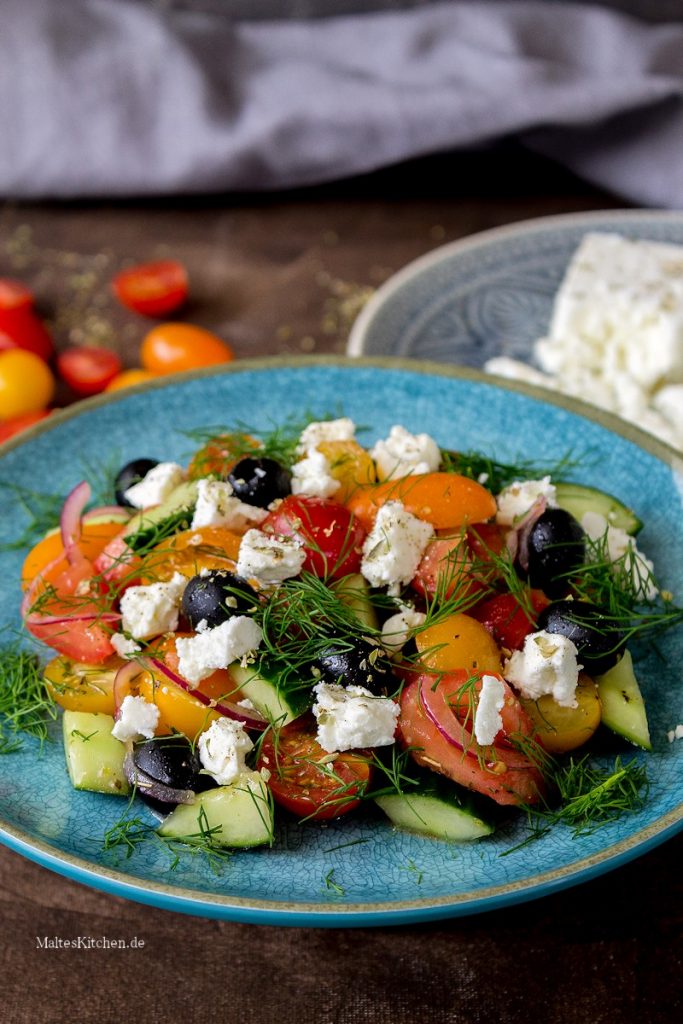Schneller Tomatensalat mit Gurke, schwarzen Oliven &amp; Feta