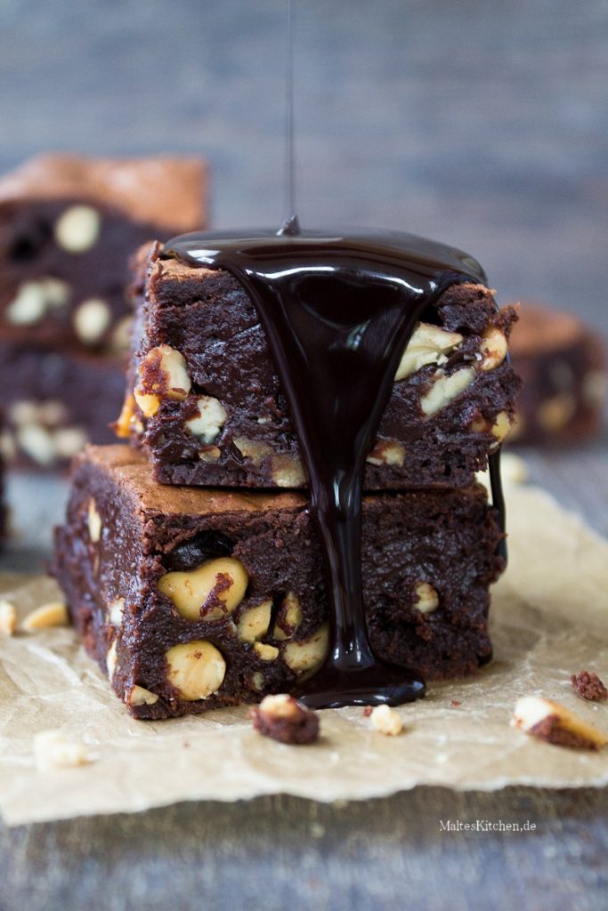 Schokoladen-Brownie mit Erdnüssen &amp; Schokosauce