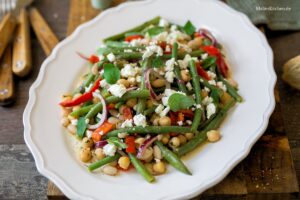 Bohnensalat mit Kichererbsen, Spitzpaprika & Feta