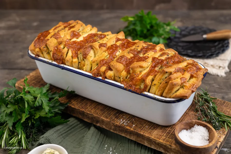 Zupfbrot mit Käse und Kräuterbutter