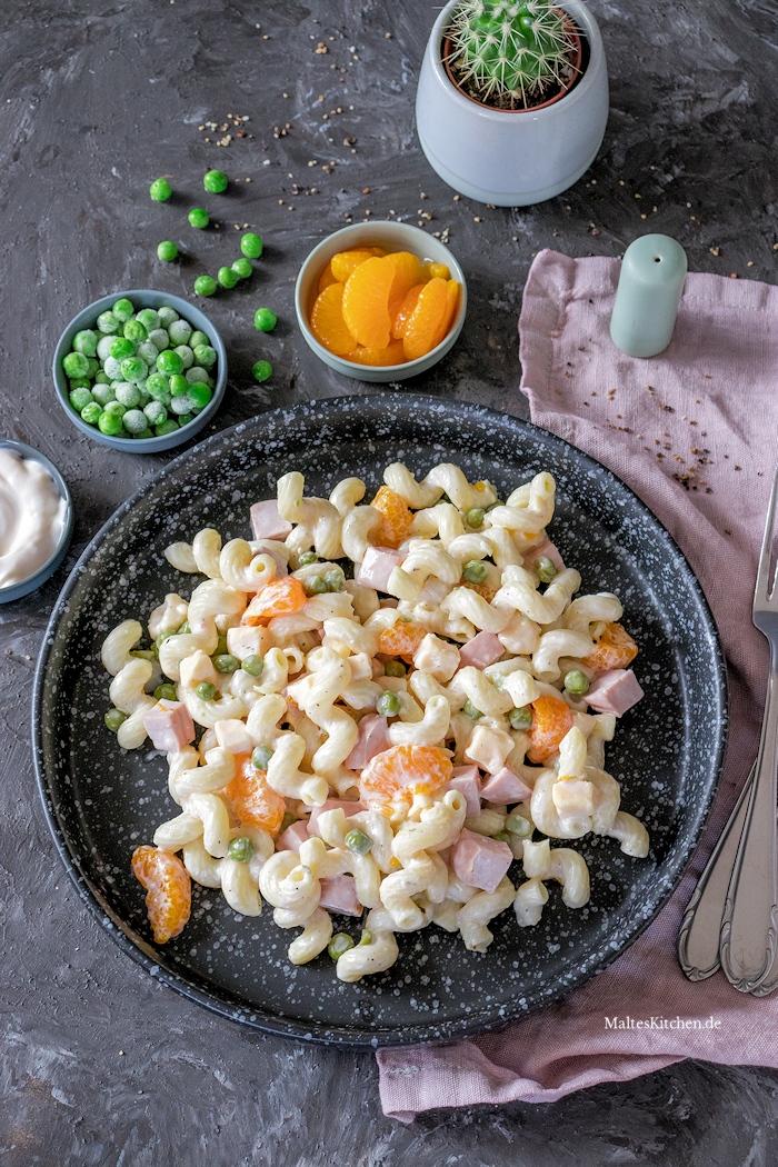 Nudelsalat mit Mandarinen und Erbsen