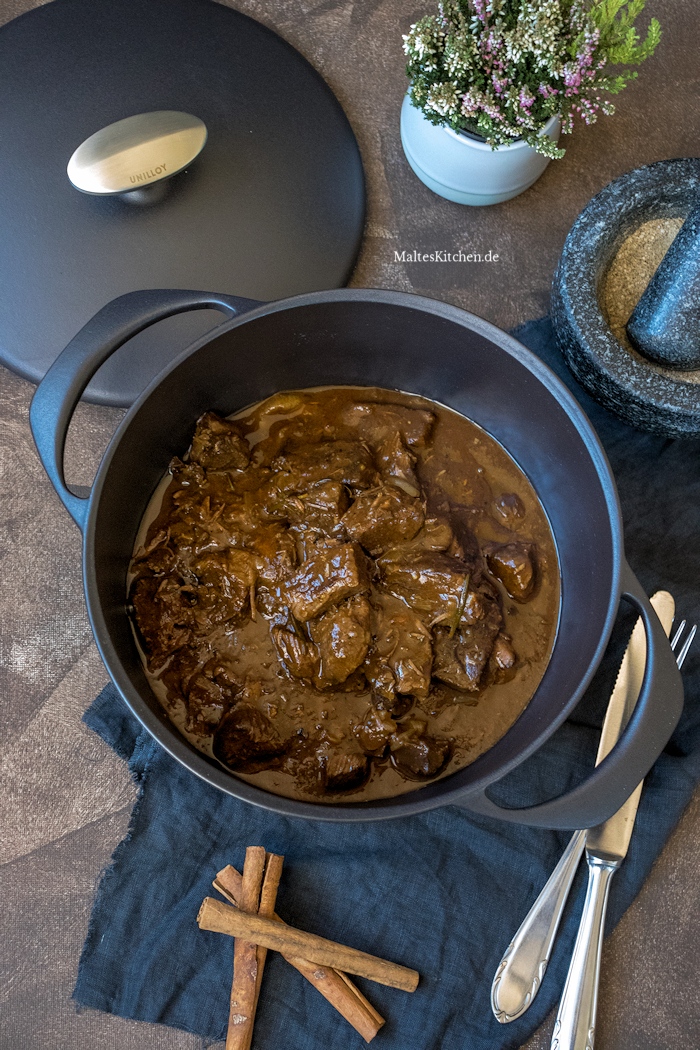 Gulasch im Schmortopf