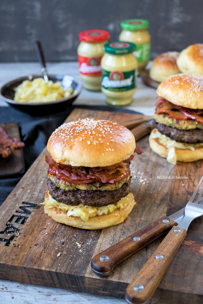 Super leckerer Burger mit Zwiebel-Senf-Kruste und karamellisierten Äpfeln