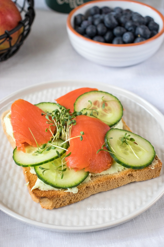 Toast mit Frischkäse, Lachs und Gurke