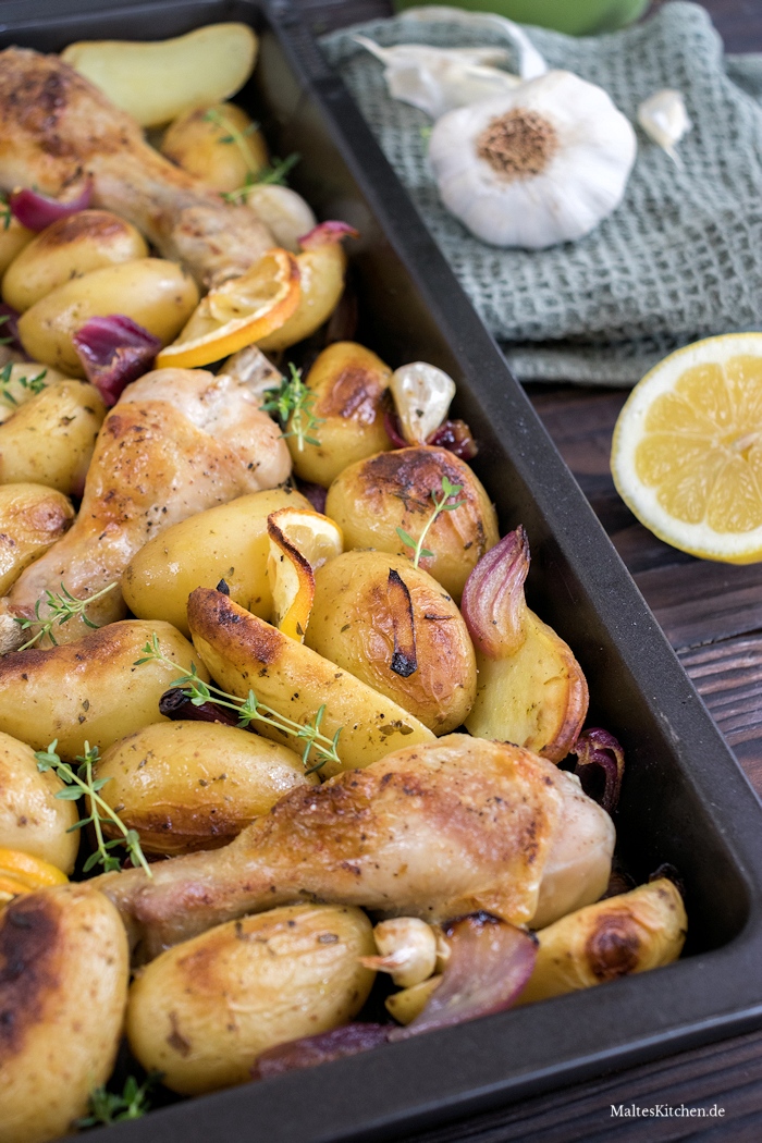 Knuspriges Knoblauch-Hähnchen aus dem Ofen mit Kartoffeln und Zitronen