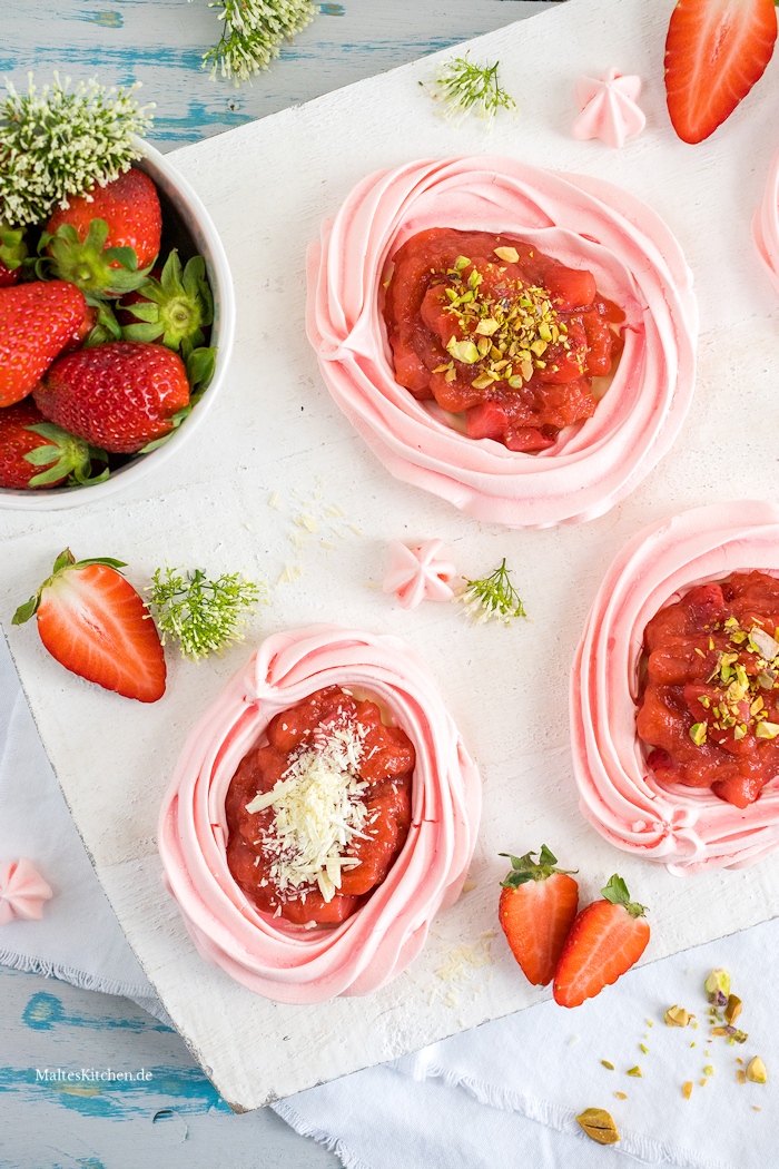 Leckere Baisers mit Erdbeeren und Rhabarber