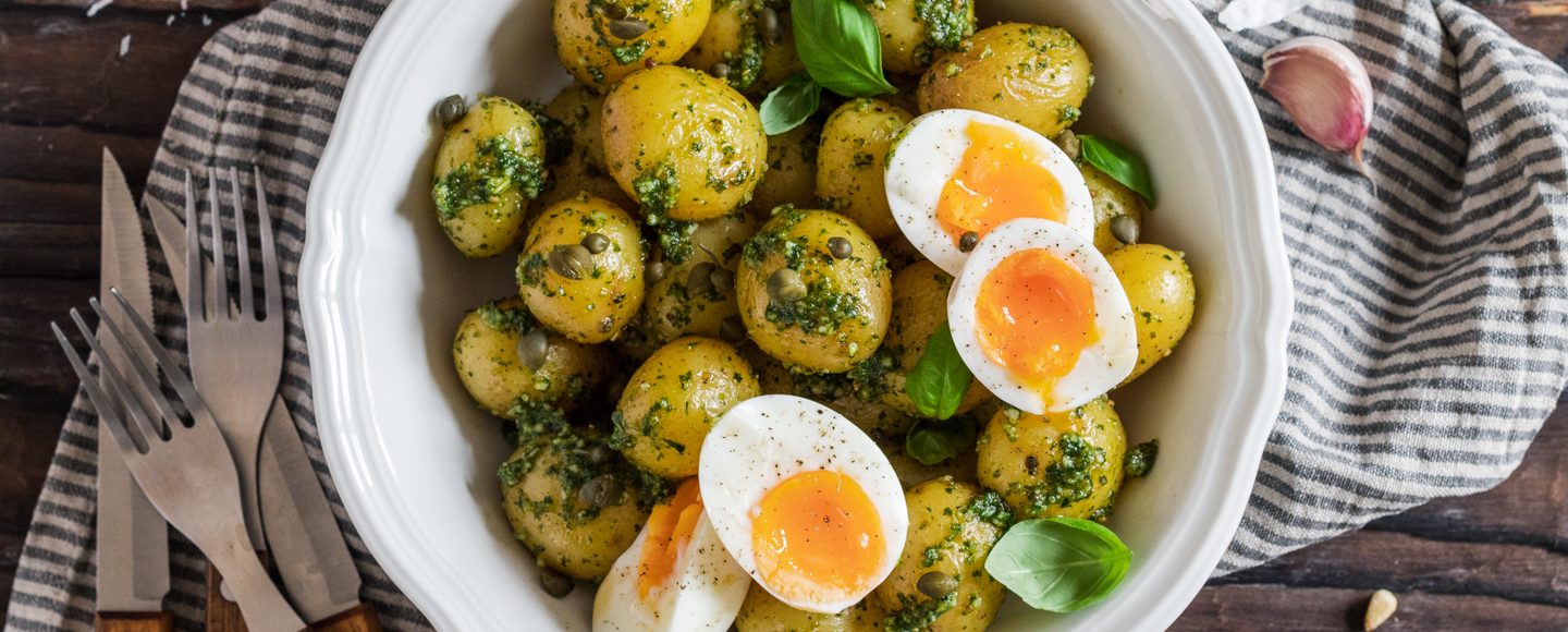 Schneller Kartoffelsalat mit Pesto und gekochten Eiern