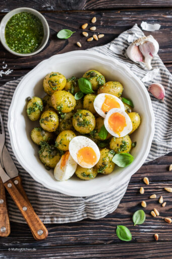 Kartoffelsalt mit Basilikumpesto und gekochten Eiern