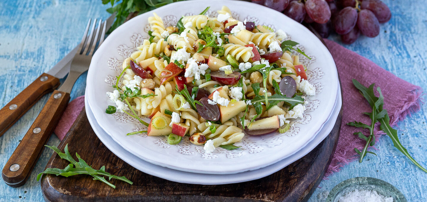 Rezept für einen sommerlichen Nudelsalat mit Äpfel, Nüssen und Fetakäse