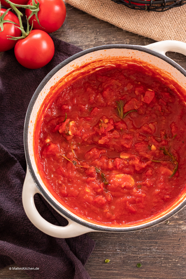 Fruchtige Tomatensauce mit Ajvar