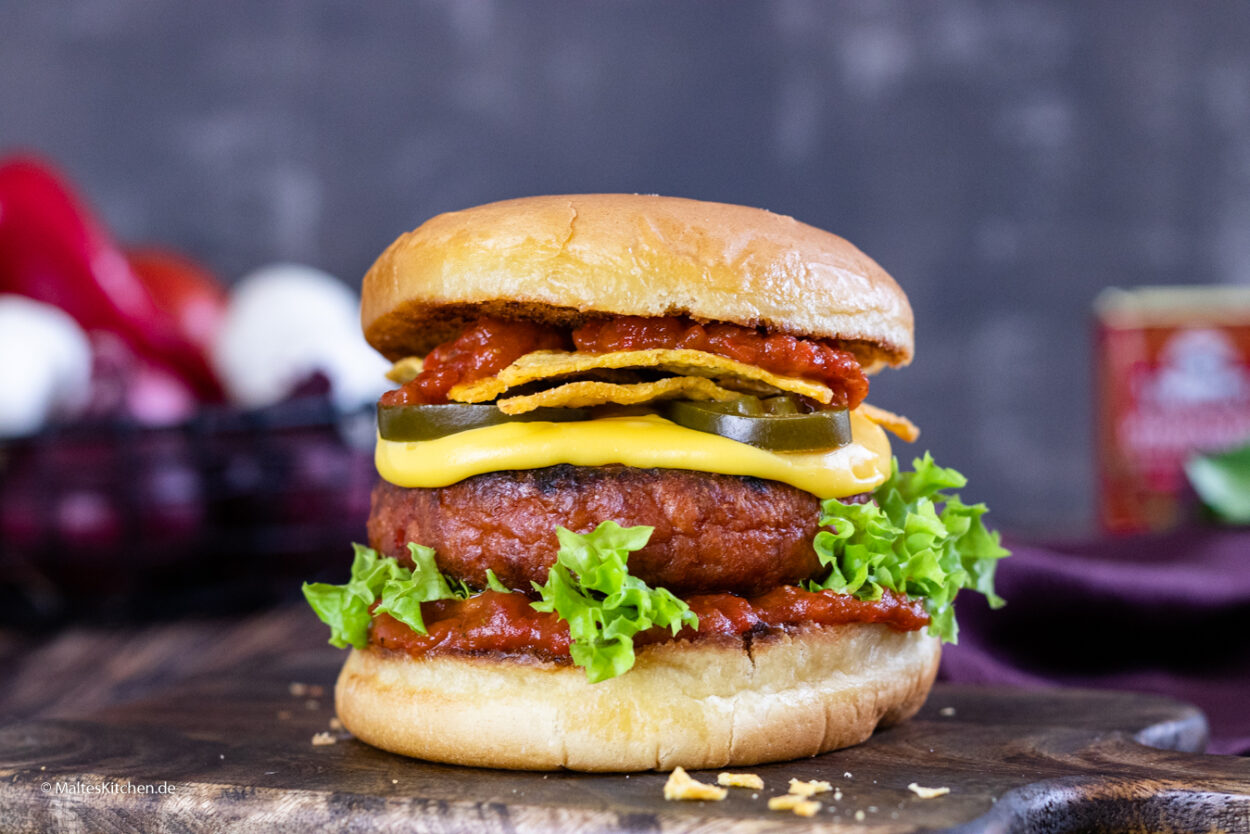 Wonder Burger Mit Tomaten Paprika Salsa Kasesauce Und Tortilla Chips