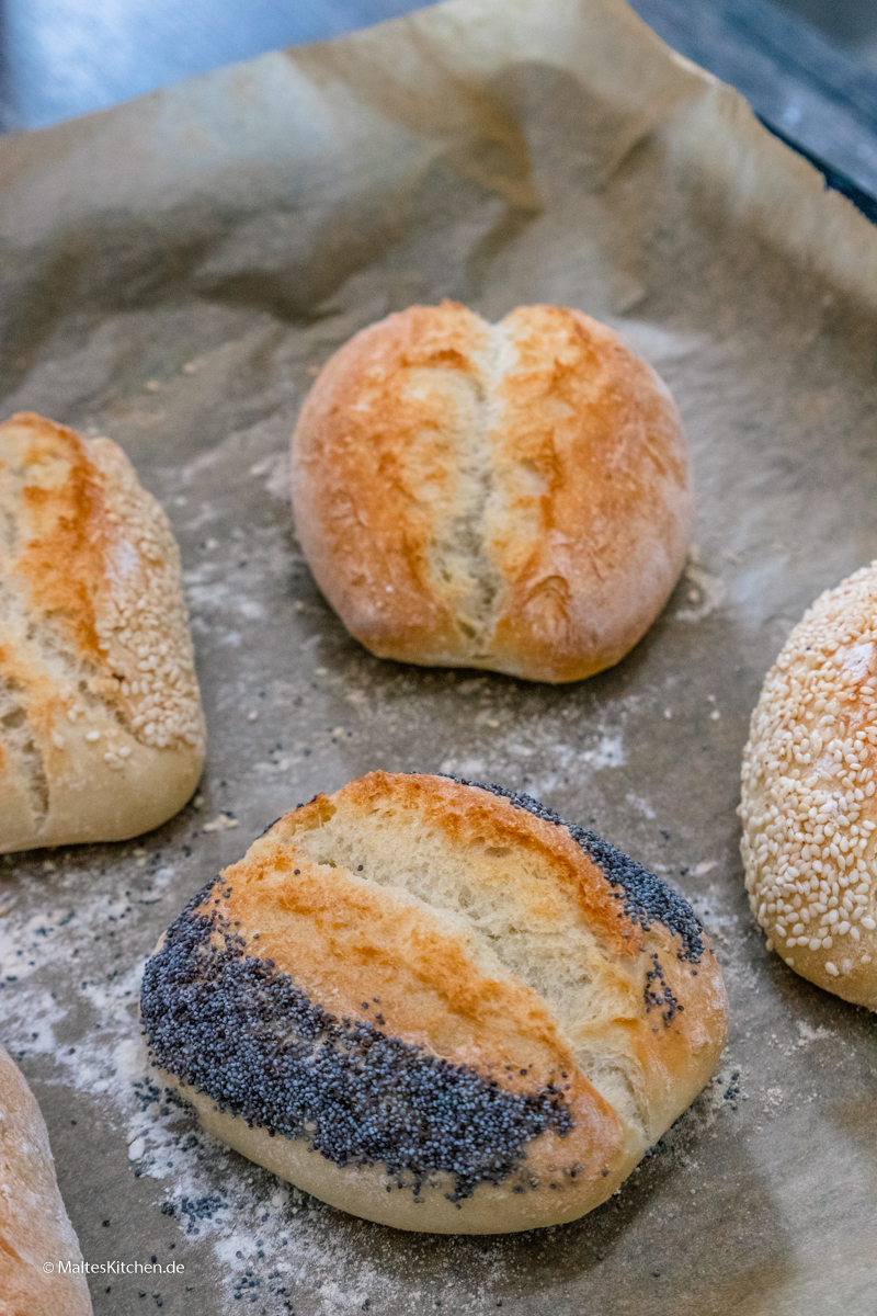 Selbstgebackenes Weizenbrötchen mit Mohnsamen