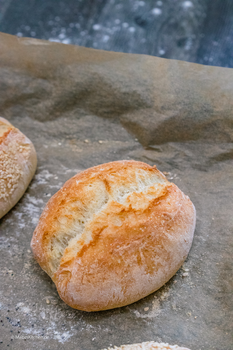 Selbstgebackenes Weizenbrötchen