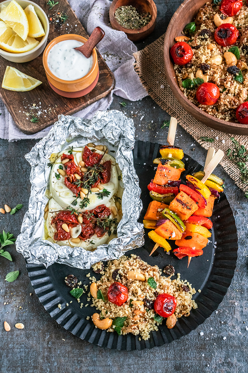 Süßkartoffelspieße und Feta-Päckchen vom Grill