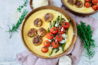 Rezept feine Kalbsfrikadellen mi Polenta und Bohnen-Tomaten-Gemüse