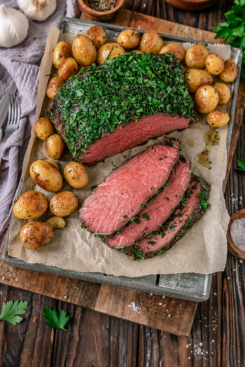 Saftiges Roastbeef im Kräutermantel