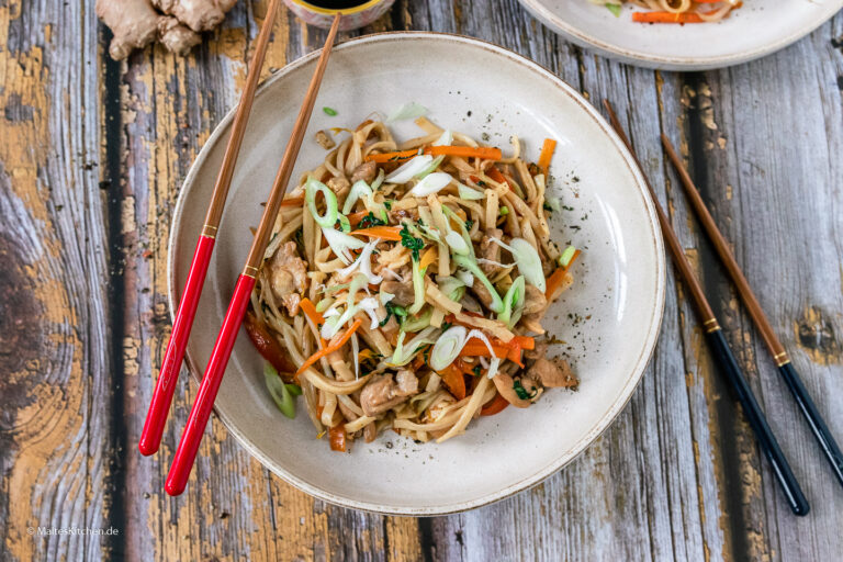 Chicken Chow Mein – gebratene Nudeln mit Hähnchen und Gemüse
