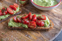 Rezept für geröstetes Brot mit Avocadobutter und Tomatensalat