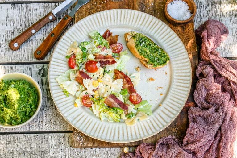 BLT Salat mit Bacon, Tomaten, Mais und Buttermilch-Dressing
