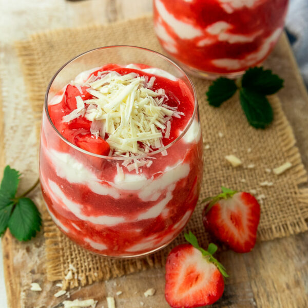 Dessert im Glas mit Erdbeeren | fruchtig &amp; lecker