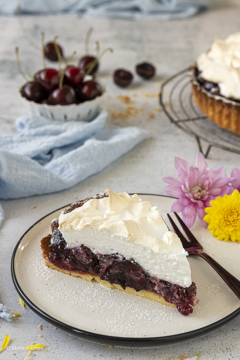 Super leckere, saftig und knusprig. Der Kirschkuchen mit Baiserhaube.