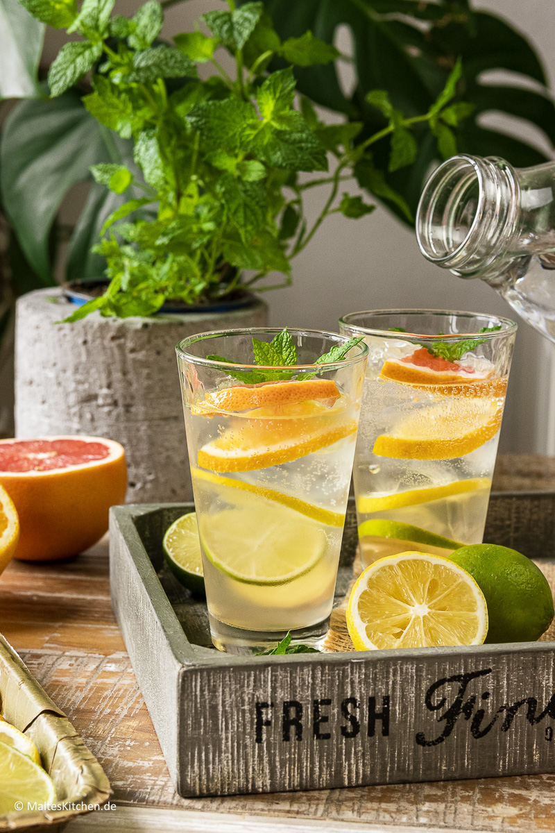 Ein erfrischender Mocktail aus Leitungswasser mit Zitrusfrüchten.