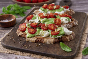 Bruschetta mit Basilikumcreme, Ofentomaten und Büffelmozzarella