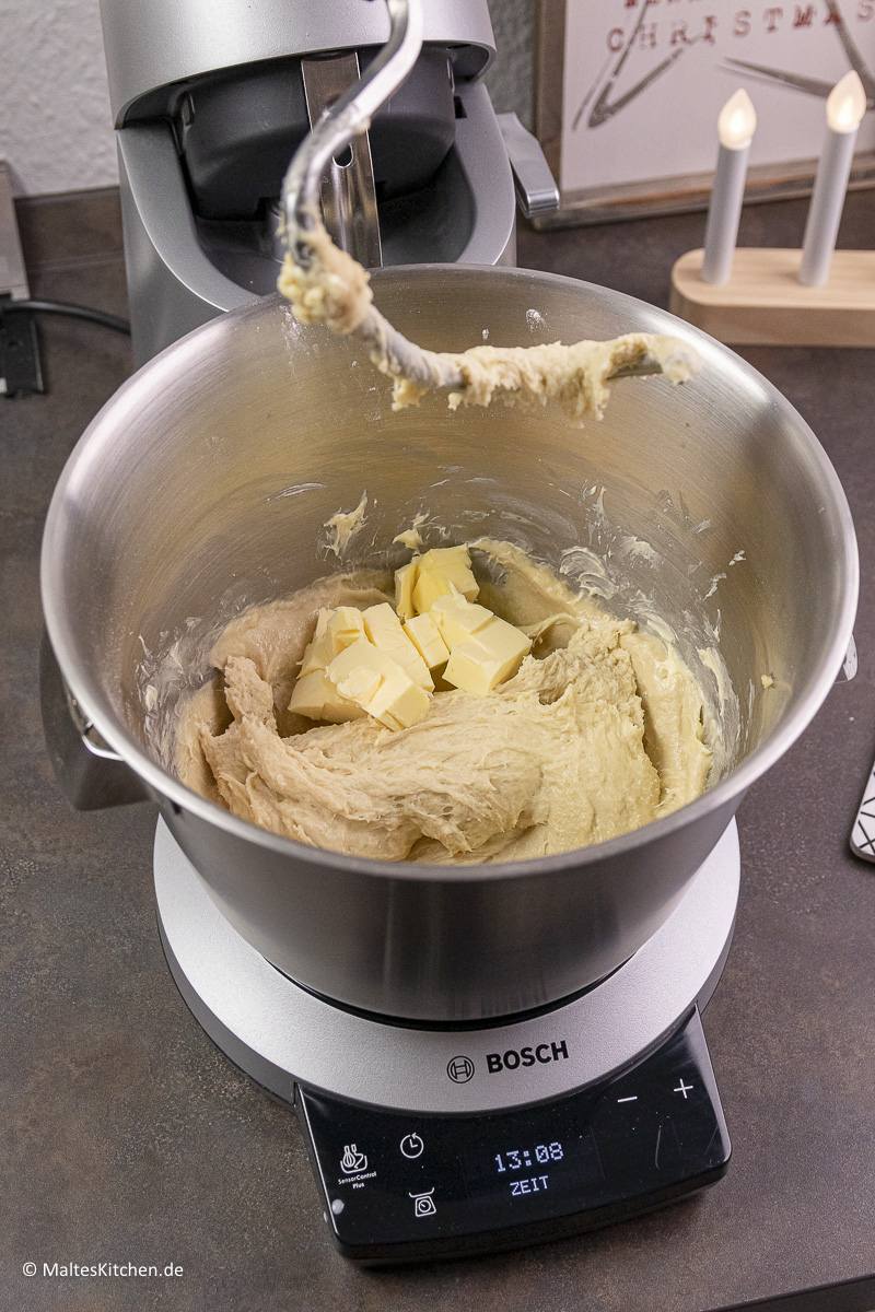 In den Brioche-teig gehört reichlich Butter.