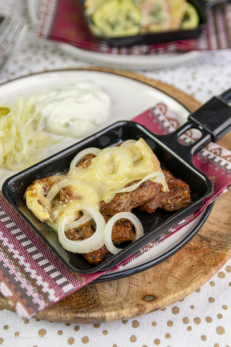 Knuspriges Gyros mit Zwiebeln und Raclette Suisse®.