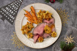 Saftiges Roastbeef mit Café de Paris Butter, Kartoffeltalern und glasierten Möhrchen