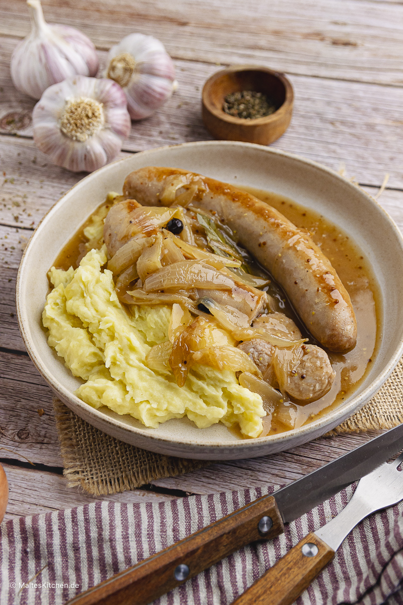 Leckere Bratwurst mit Zwiebelsauce und Kartoffelstampf.