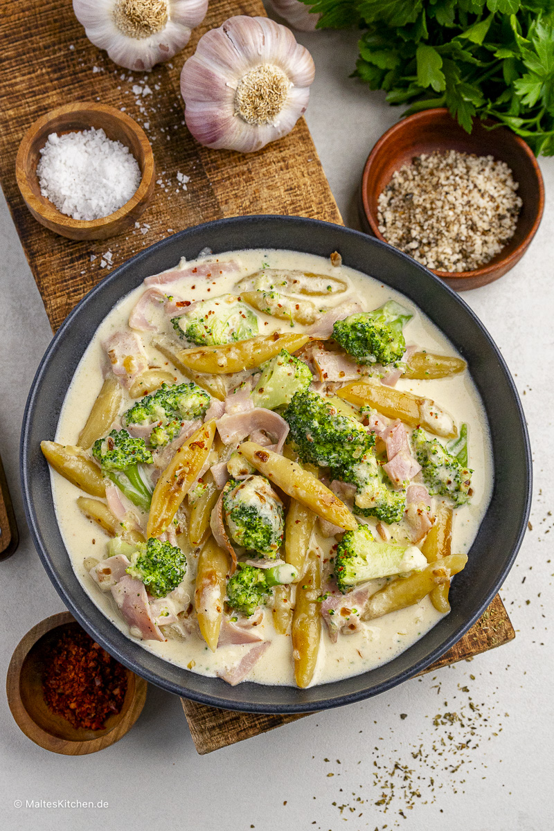 Schupfnudeln mit Kochschinken und Brokkoli in cremiger Sauce