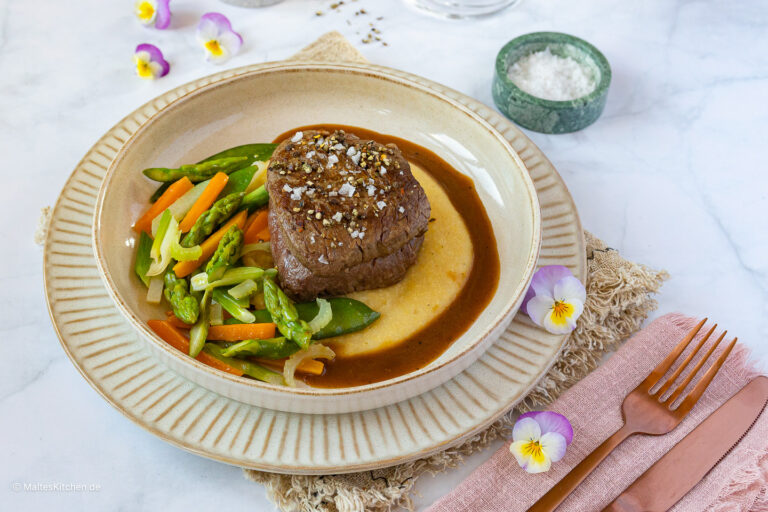 Zartes Rinderfilet auf Frühlingsgemüse mit cremiger Polenta