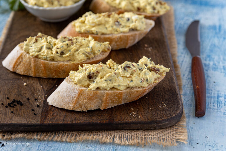 Dattel-Dip mit Curry, Frischkäse und Feta