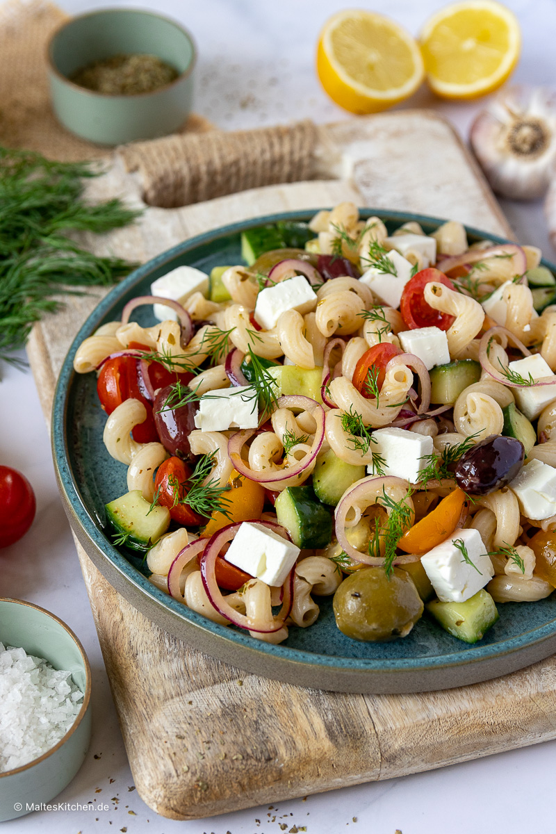 Super leckerer griechischer Nudelsalat mit Feta und Oliven.