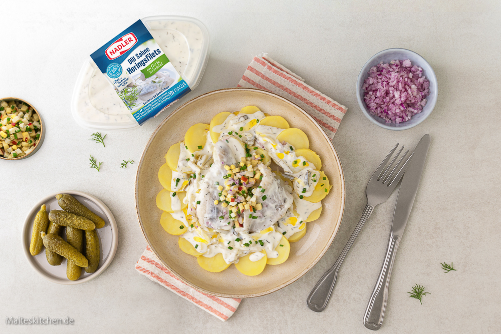 Einfach und lecker. Pellkartoffeln mit Dill Sahne Heringsfilets mit Zwiebel & Gurke.