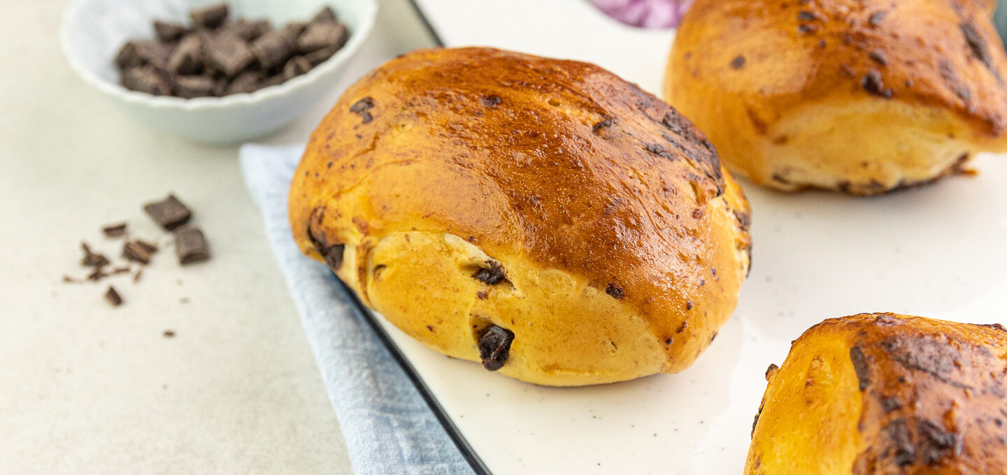 Rezept für fluffig Schokobrötchen mit Schokodrops