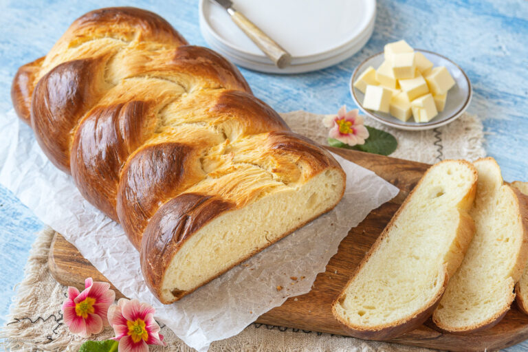 Omas einfacher Hefezopf – fluffig & lecker