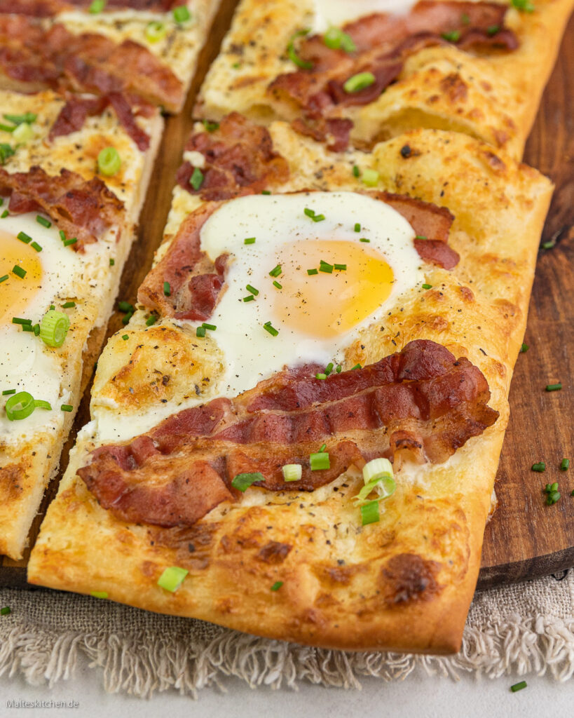 Frühstückspizza mit Spiegelei und Bacon