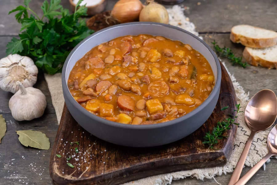 Serbische Bohnensuppe mit Kartoffeln und Cabanossi