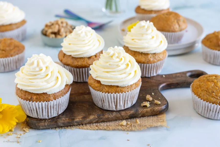 Karotten-Muffins mit Walnüssen und Frosting