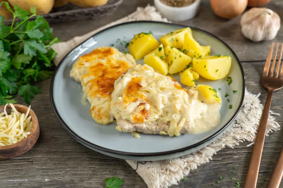 Zwiebel-Sahne-Schnitzel aus dem Ofen