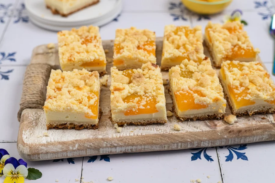 Aprikosenkuchen mit Streuseln vom Blech